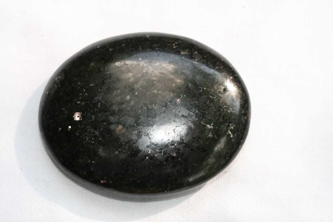 Nuummite Palm StoneNuummite Meanings and Crystal Properties  5309